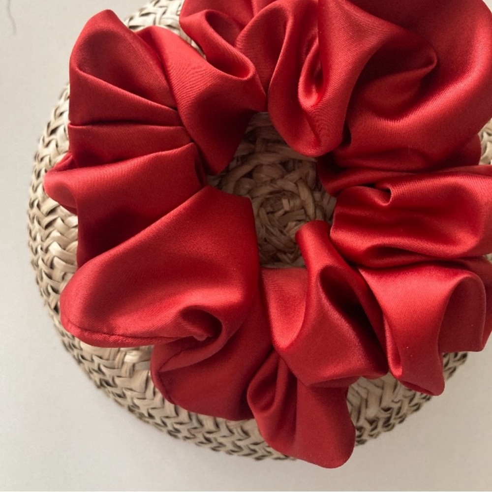 🌸 2/15$ Red Scrunchie - Picture 2 of 2